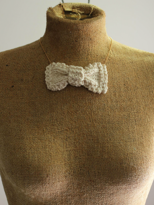 white bow necklace knit