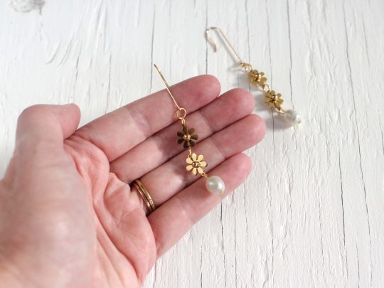 90s daisy pearl earrings