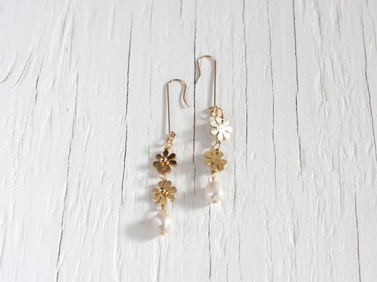 Daisy pearl earrings